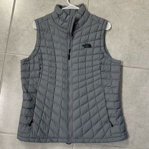 The North Face lightweight quilted vest gray size L LIKE NEW!